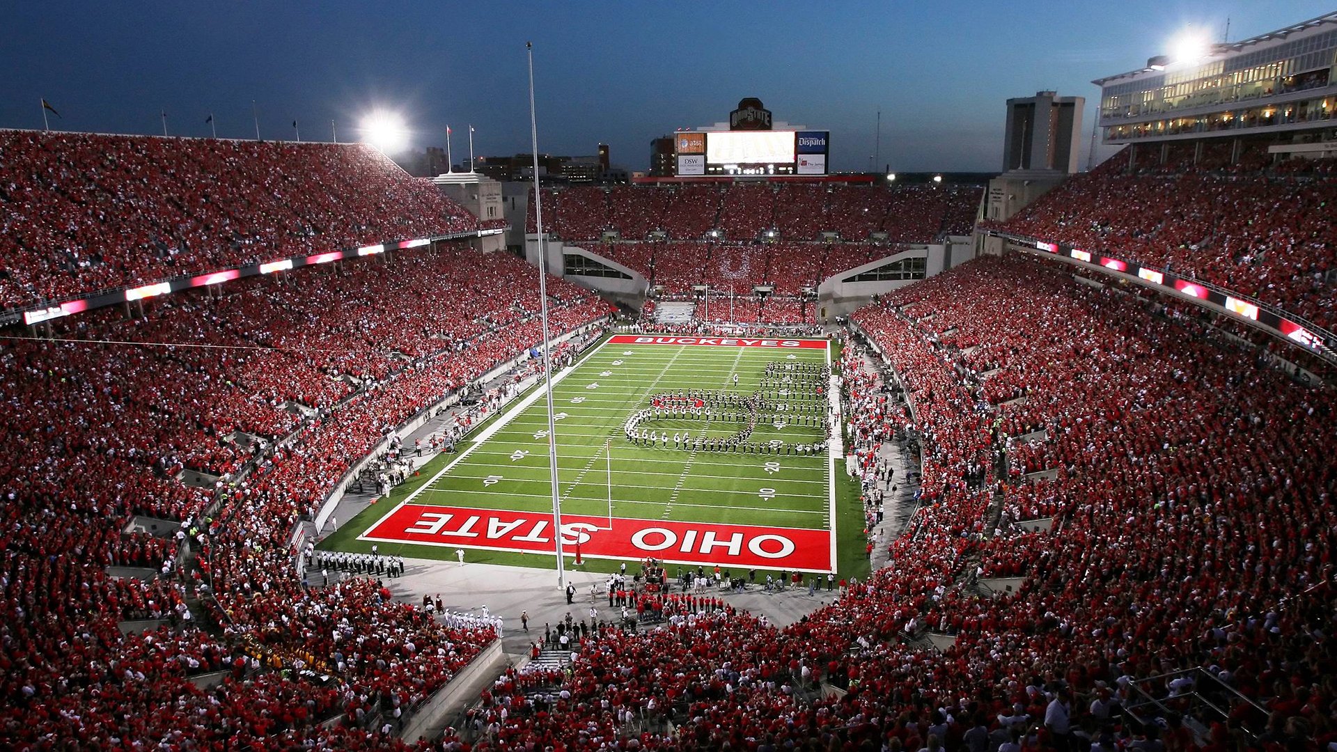 足球赛场焦点!英格兰队对阵克罗地亚队,意外判罚引发热议,比赛氛围紧张