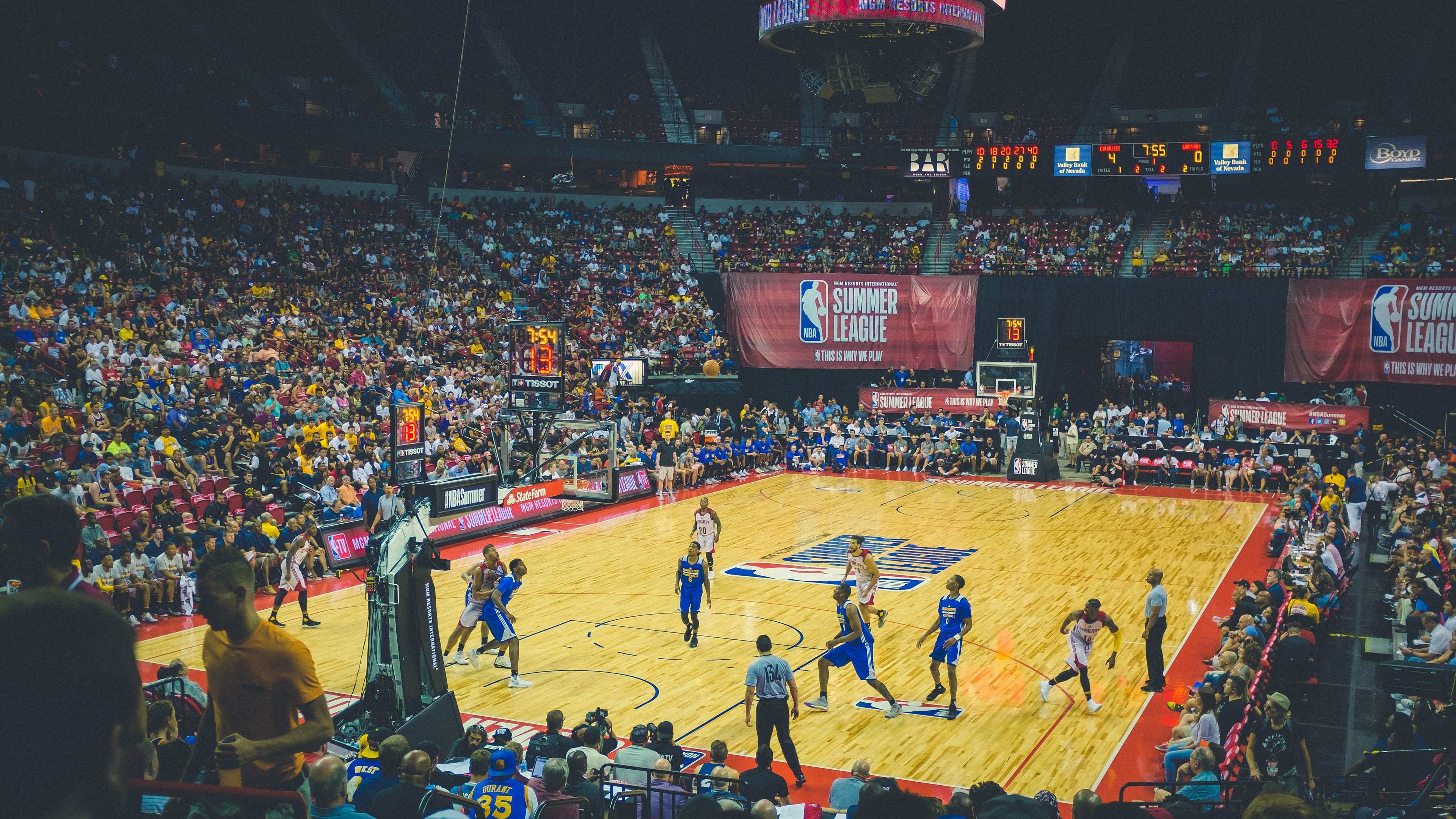 上海海港四强战小胜上海海港,布伦森砍下50记关键球,全场沸腾